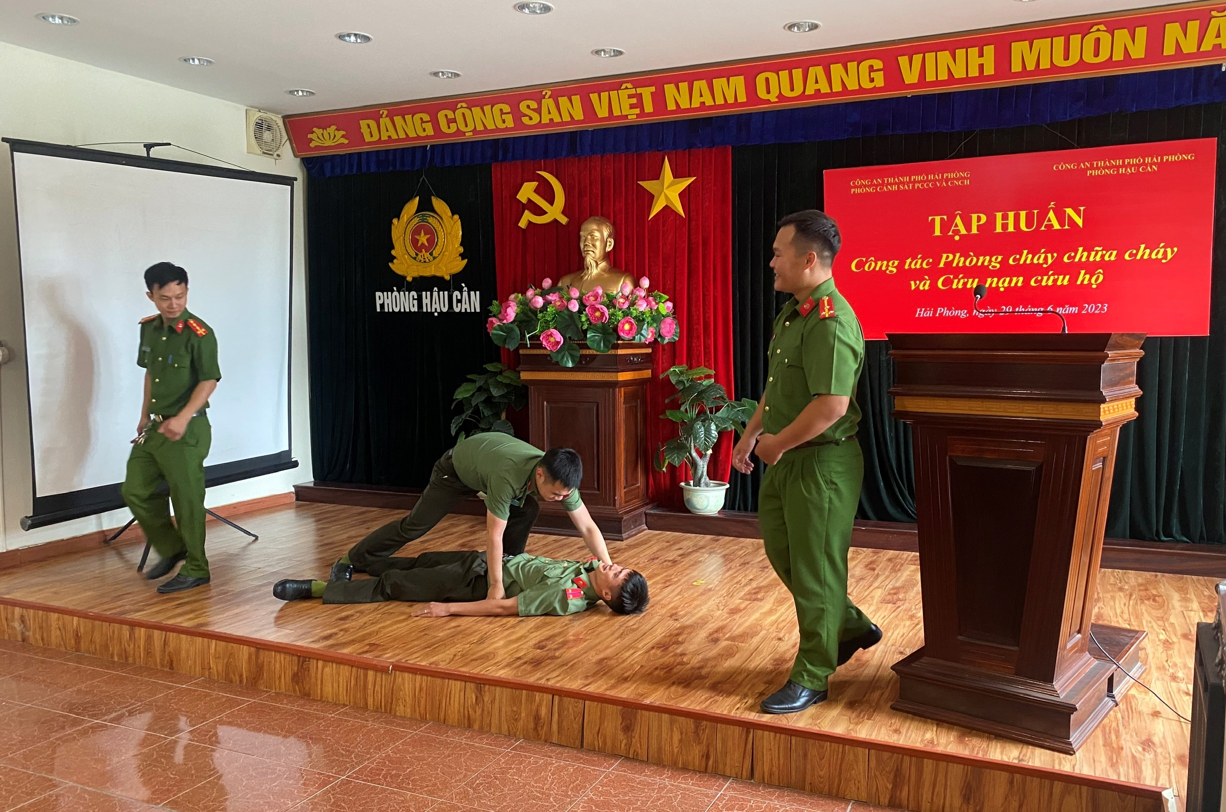 Phòng Hậu cần: Tổ chức tập huấn phòng cháy chữa cháy và cứu nạn cứu hộ cho toàn thể CBCS